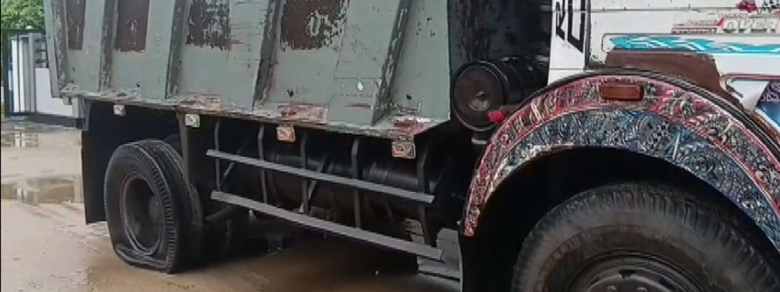 கட்டளையை மீறி பயணித்த டிப்பர்மீது துப்பாக்கிச்சூடு